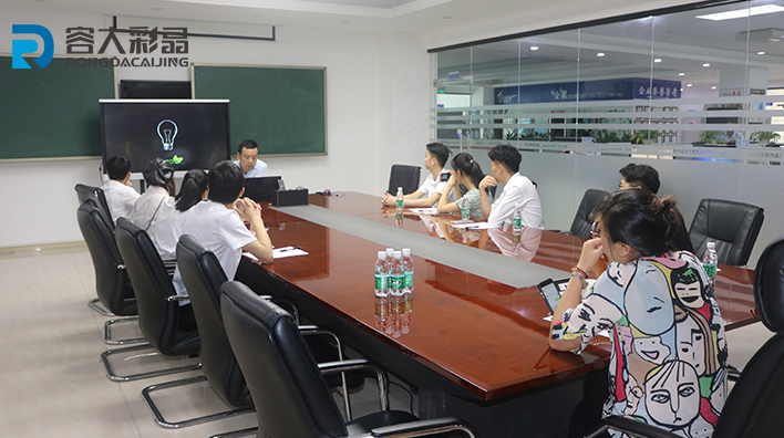 Rongda Colour Crystal Technology Director trains customer team on the software and hardware usage of multi-media touch-in-one machine！